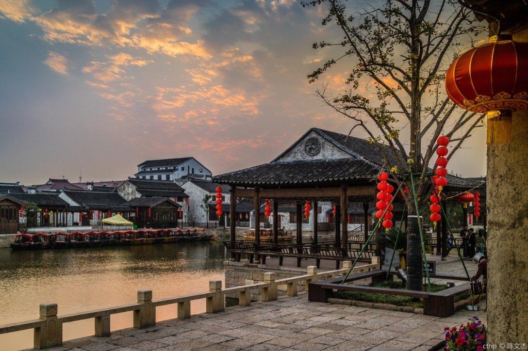 1月25日，天津南开大学人民医院，急诊大厅秒变“水帘洞”疑因水管冻爆导致，网友：希望别有急诊被耽误